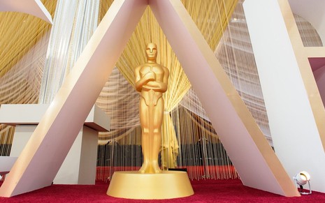 Imagem de uma estátua do Oscar na entrada do Dolby Theatre, em Los Angeles, em 2020