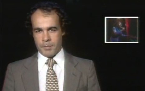 Osmar Prado em fundo preto no estúdio do Fantástico, em 1981, junto a pequeno quadrado na tela com imagem de Bob Marley