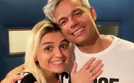 Os atores e apresentadores Monica Iozzi e Otaviano costa, abraçados e sorrindo, em outubro de 2019