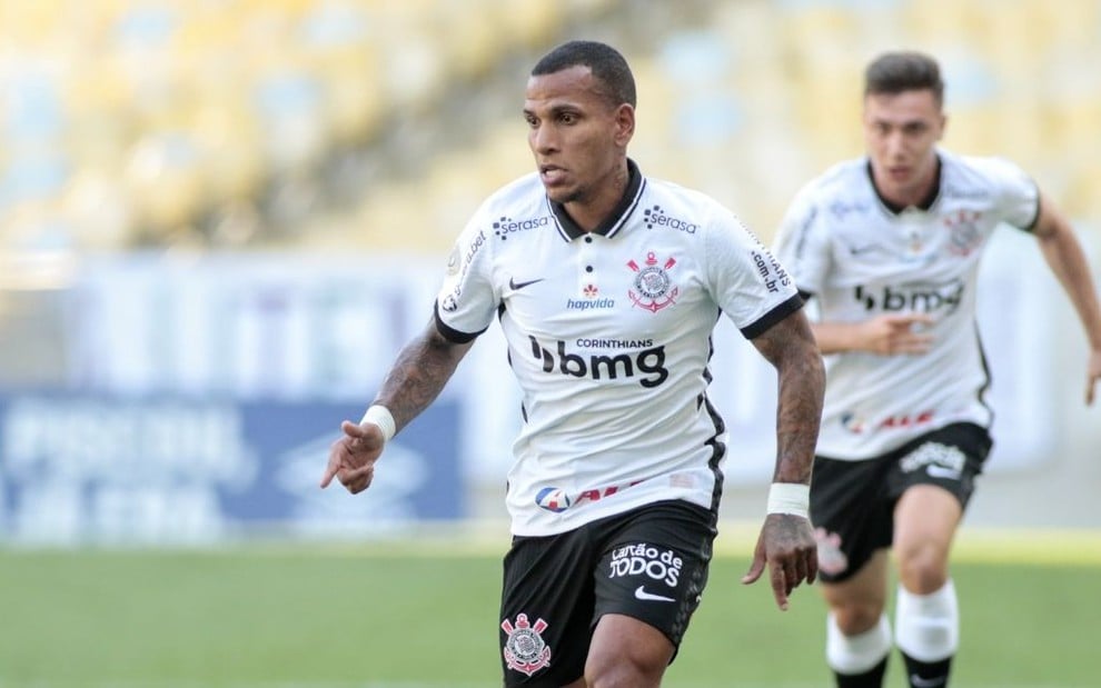 Meio-campista Otero com a bola em duelo do Corinthians no Campeonato Brasileiro