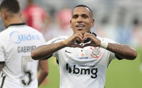 Meio-campista Otero festeja gol pelo Corinthians fazendo um coração com as mãos