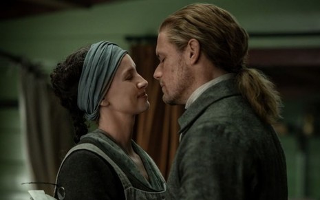 Caitriona Balfe (Claire) olha para Sam Heughan (Jamie Fraser) em cena de Outlander