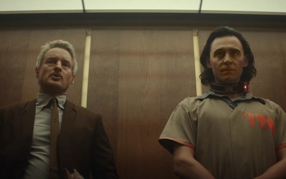 Owen Wilson e Tom Hiddleston aparecem dentro de um elevador em cena de Loki