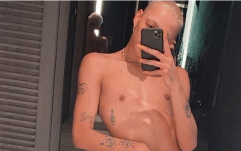 Pabllo Vittar sozinha só de toalha em foto publicada no Instagram em janeiro de 2020 