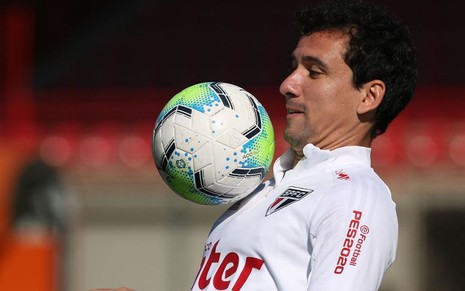 Imagem de Pablo Teixeira equilibrando a bola no peito durante treino do São Paulo