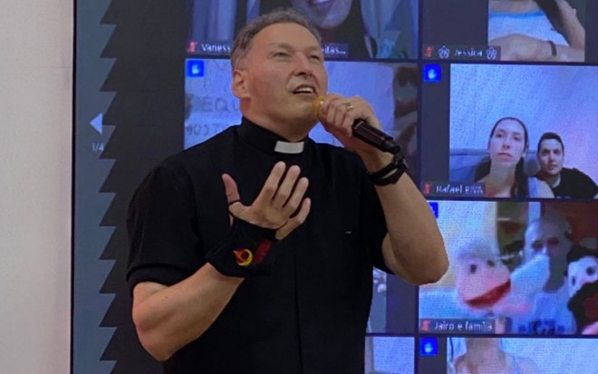 Padre Marcelo Rossi vestindo uma batina preta no programa Batismo de Fogo, da Rede Vida