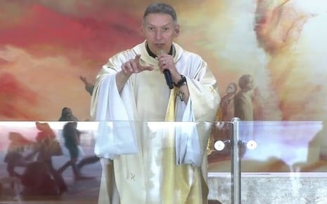 Padre Marcelo Rossi durante missa transmitida pela Globo em 5 de janeiro