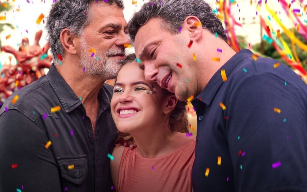 Eduardo Moscovis, Maisa Silva e Marcelo Médici abraçados e "coladinhos" em cena de Pai em Dobro