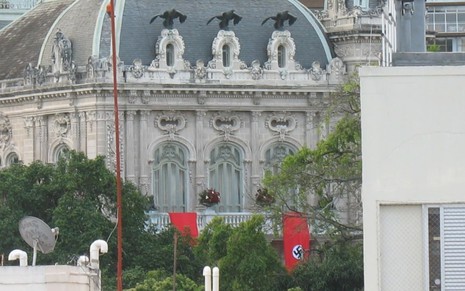 Palácio Laranjeiras, visto de longe, com duas faixas vermelhas com suásticas pretas inseridas em círculos brancos, em alusão ao nazismo, para gravação de O Anjo de Hamburgo, série da Globo