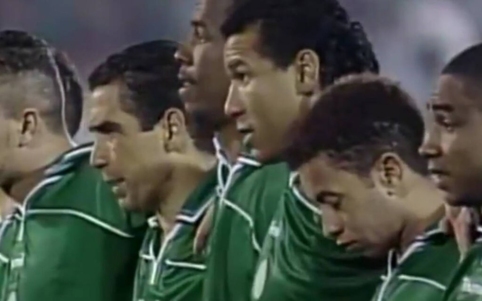 Jogadores do Palmeiras abraçados no meio do campo, durante cobrança de pênaltis, na final da Libertadores de 1999