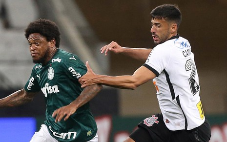 De camisa verde escura, o atleta Luiz Adriano se desvincilha de Camacho, vestindo branco, em jogo entre Corinthians e Palmeiras