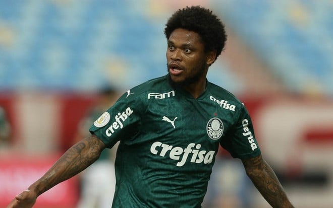 Luiz Adriano celebra gol pelo Palmeiras com os braços abertos