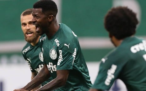 Imagem de três jogadores do Palmeiras comemorando o gol sobre o Água Santa