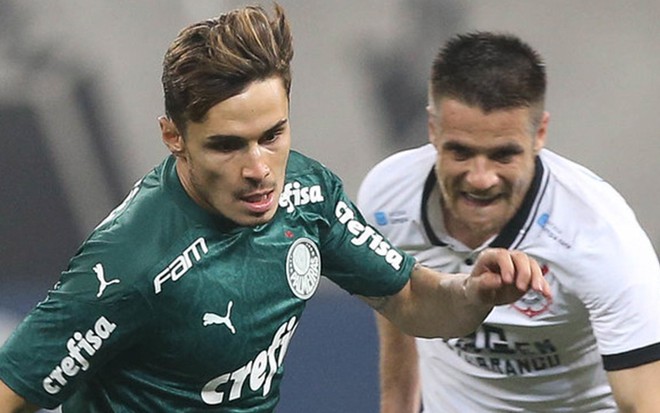 De camisa verde do Palmeiras, Raphael Veiga corre à frente do corinthiano Ramiro, de branco, na final do Paulistão 2020