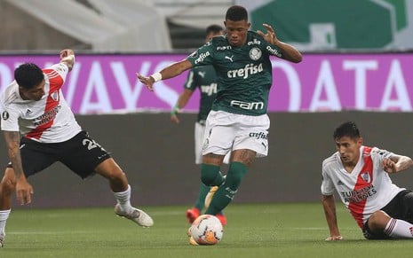 Foto da partida de futebol entre os times Palmeiras e River Plate, em que o jogador Danilo aparece dominando a bola durante o jogo de volta da semifinal da Libertadores, exibido no SBT na noite de terça-feira (12)
