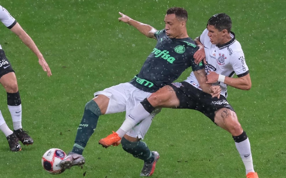 Imagem de Breno Lopes (Palmeiras) e Matheus Vital (Corinthians) disputam bola durante jogo do Paulistão 2021