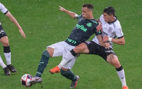 Imagem de Breno Lopes (Palmeiras) e Matheus Vital (Corinthians) disputam bola durante jogo do Paulistão 2021