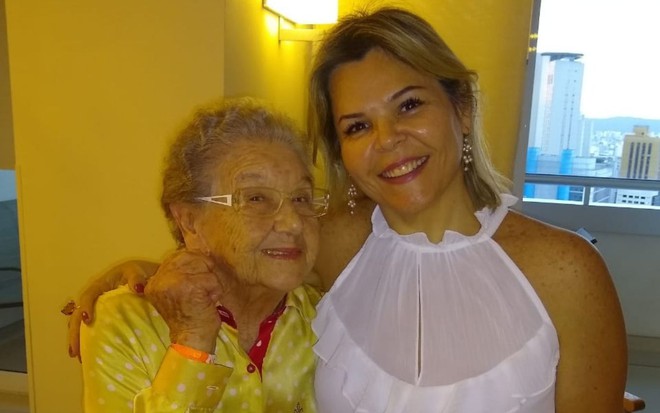 Palmirinha sorridente e abraçada a sua geriatra, Patricia Alarcon