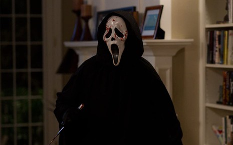 O assassino Ghostface segura uma faca em cena do filme Pânico 4