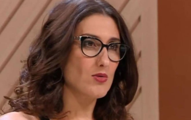 Paola Carosella de óculos, cabelo solto, em close de cena do MasterChef Brasil