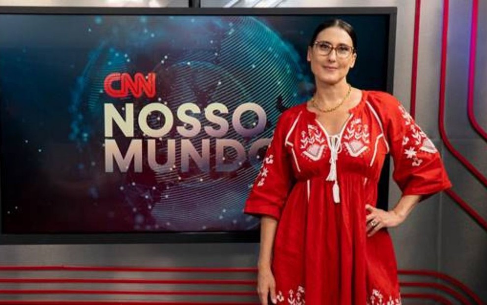 Paola Carosella, de vermelho, no estúdio da CNN Brasil em São Paulo