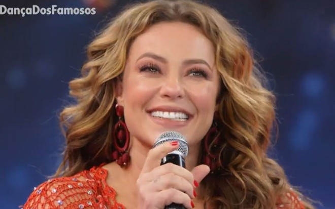 Imagem de Paolla Oliveira sorridente na Super Dança dos Famosos