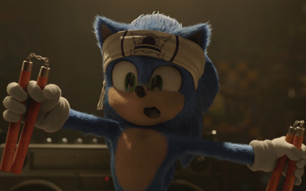 Com uma faixa na cabeça e segurando nunchakus, o ouriço Sonic treina artes marciais em cena de Sonic: O Filme
