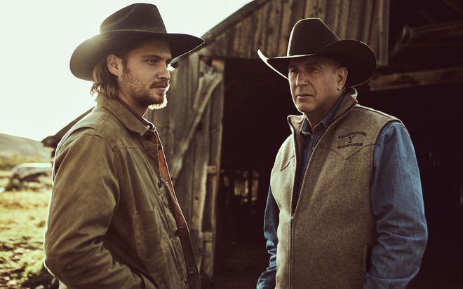 Luke Grimes e Kevin Costner em cena da série Yellowstone