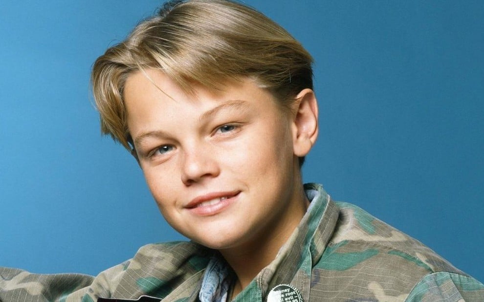 Com um cabelo loiro liso e curto, Leonardo DiCaprio posa para foto na pele de seu personagem na série Parenthood
