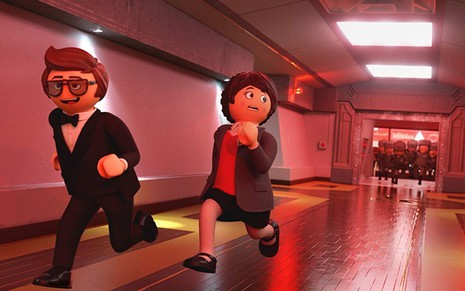 Os personagens Rex Dasher e Marla em cena de corrida de Playmobil - O Filme