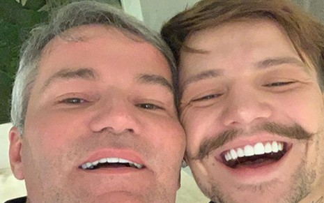 Márcio Poncio em selfie sorridente com o filho, Saulo