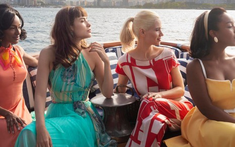 Sentadas em um barco estão: Pathy Dejesus, Maria Casadevall, Mel Lisboa e Larissa Nunes em cena de Coisa Mais Linda