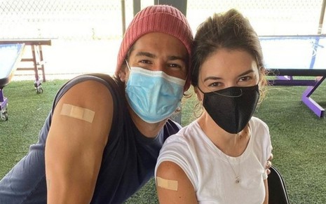 Alexandre Pato e Rebeca Abravanel juntos, ambos de máscara, depois de serem vacinados nos EUA