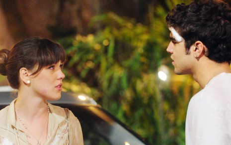 A atriz Adriana Birolli (Patrícia) e o ator Caio Castro (Antenor) se encaram em cena de Fina Estampa