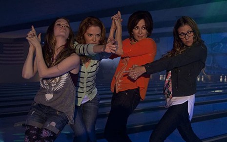 As atrizes Patricia Heaton, Sarah Drew, Andrea Logan White e Sammi Hanratty fazem pose de "espiãs" e arminha com a mão em cena do filme Mamãe - Operação Balada