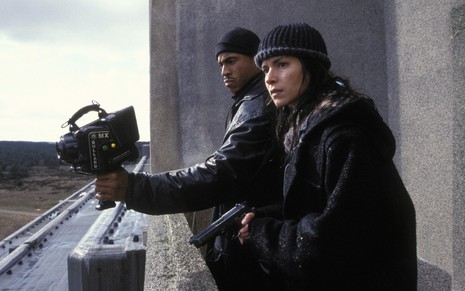 Patricia Velasquez, vivendo a Nicole Willis, e LL Cool J, como Gabe Jensen, em cena do filme Caçadores de Mentes (2004)