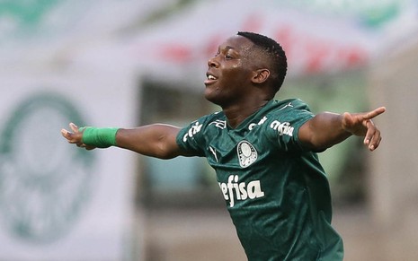 Patrick de Paula celebra gol pelo Palmeiras com os braços abertos