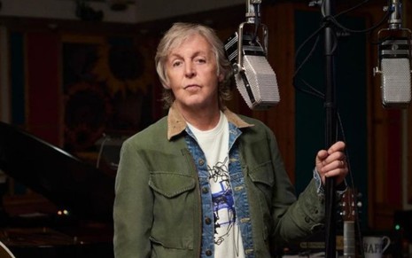 Paul McCartney com fone de ouvido em estúdio de música
