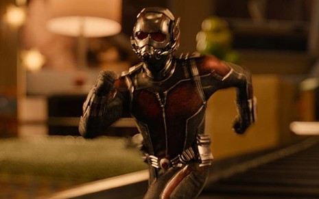 Paul Rudd corre usando o uniforme do Homem-Formiga em cena do filme do super-herói
