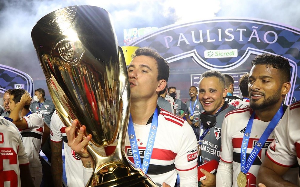 Pablo e Reinaldo comemoram título do São Paulo no Morumbi; o atacante está segurando a taça