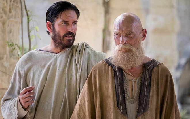 Jim Caviezel e James Faulkner conversam em cena do filme Paulo, Apóstolo de Cristo