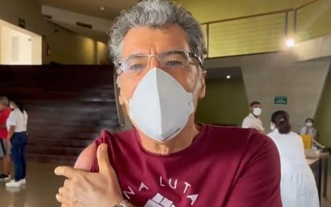 De máscara, Paulo Betti fez vídeo após ser vacinado no Rio de Janeiro