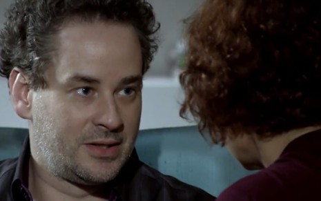 Paulo (Dan Stulbach), com expressão séria, conversa com Esther (Julia Lemmertz), que está de costas, em cena de Fina Estampa