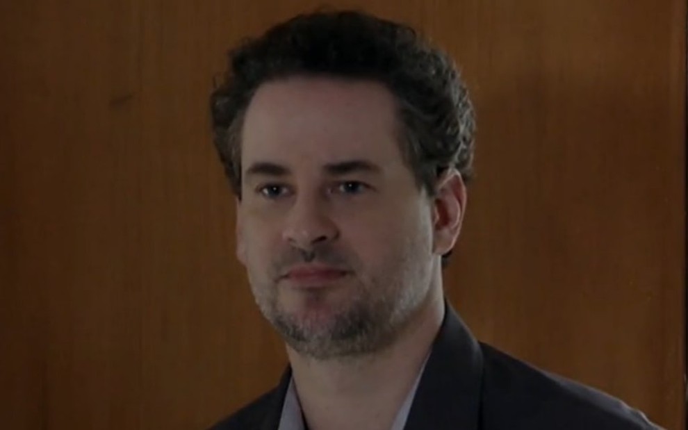 O ator Dan Stulbach com expressão de descontentamento em cena como Paulo de Fina Estampa