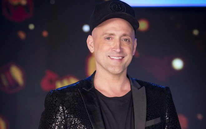 Paulo Gustavo com camiseta, blazer e boné pretos