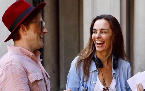 Paulo Gustavo e a amiga Susana Garcia sorridentes em gravação de filme de comédia