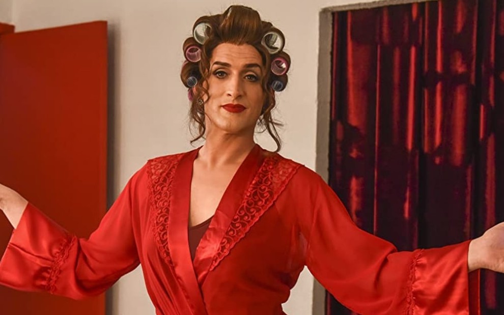 Paulo Gustavo veste um roupão vermelho e usa uma peruca em cena como dona Hermínia do filme Minha Mãe É Uma Peça 2 (2016)