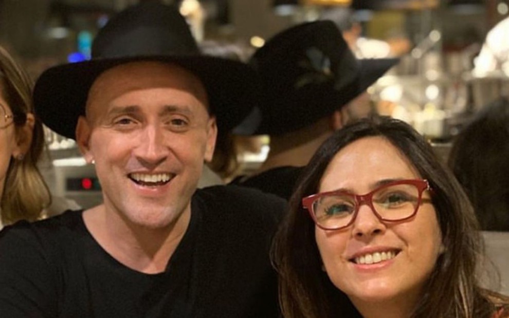 Paulo Gustavo ao lado de Tatá Werneck em foto tirada em restaurante