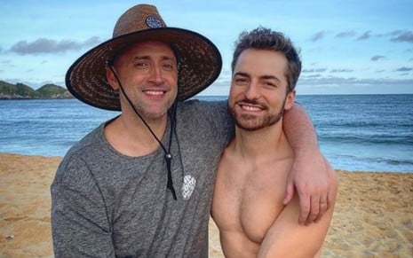 Paulo Gustavo e Thales Bretas posam para foto em praia