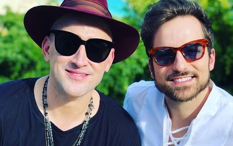 Paulo Gustavo e Thales Bretas sorriem em foto postada no Instagram
